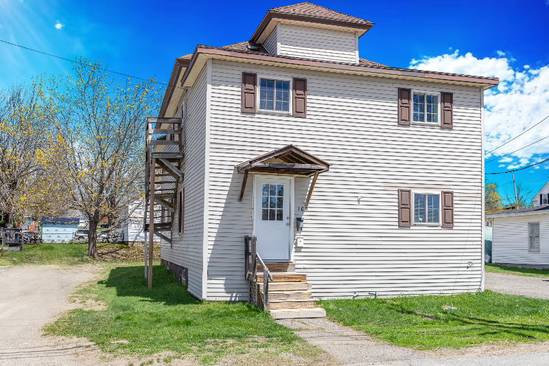 East Millinocket Apartment: 109 Main Street