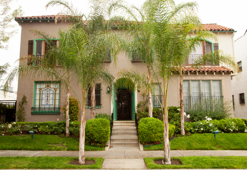 Los Angeles Apartment: 655 S Dunsmuir Ave