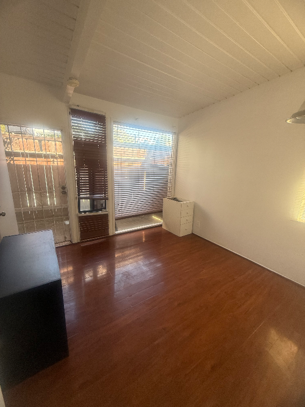 Northridge House: 8401 Darby Ave