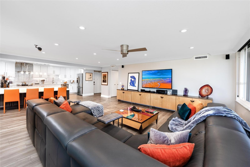 Clearwater Condo: 736 Island Way