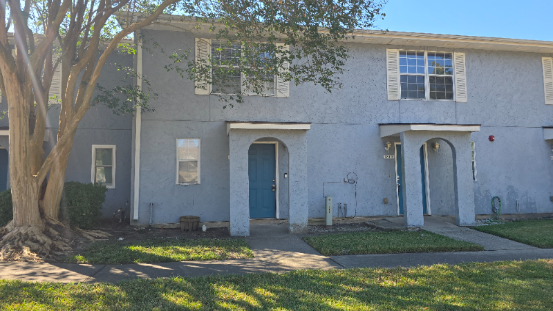 Humble Townhome: 1812 Country Village