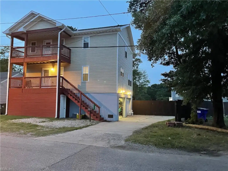 Norfolk House: 9573 6th Bay St