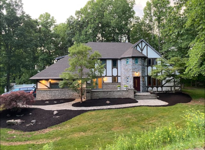 Moosic House: 102 Longfellow Close