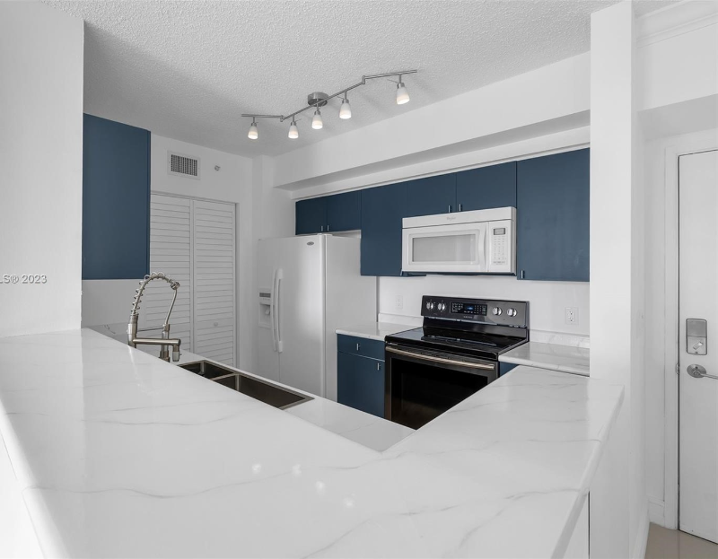 Hollywood Condo: 1900 Van Buren St