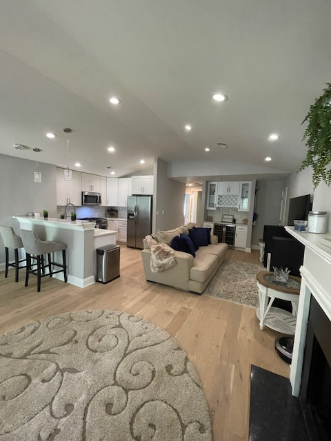 RIVERDALE House: 428 Eagles Nest