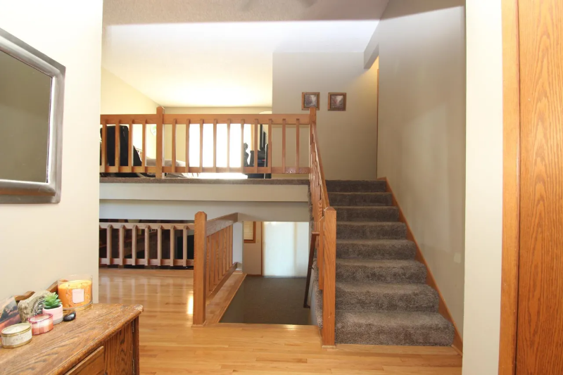 Burnsville House: 2721 Westcliffe Drive