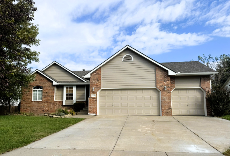 Andover House: 340 N Pitchers Court