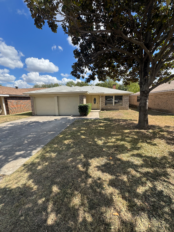 White Settlement House: 618 Comal