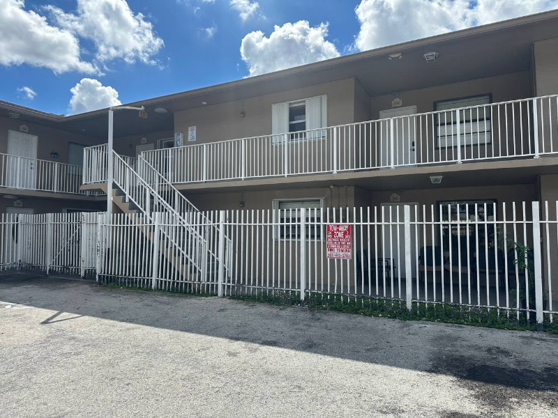 HIALEAH Condo: 2550 W 60th ST