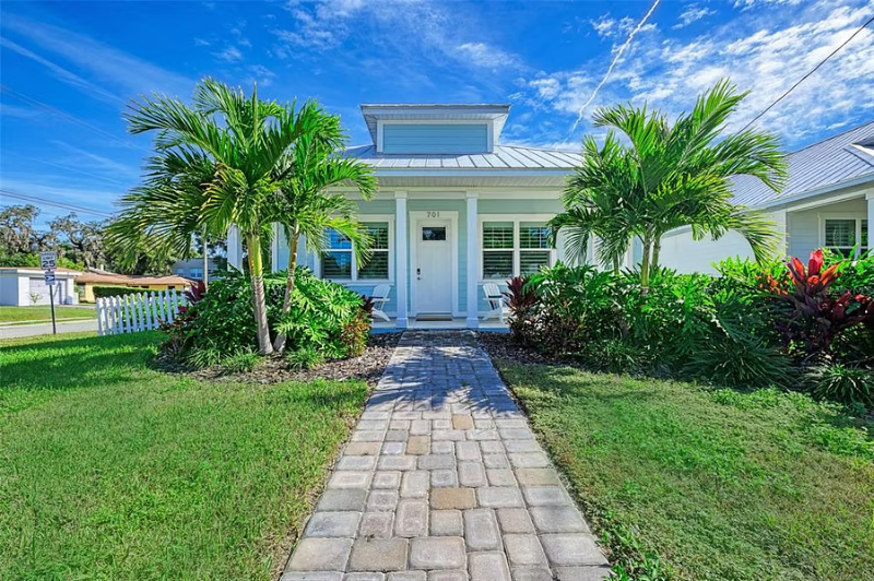 Bradenton House: 701 W 21st St