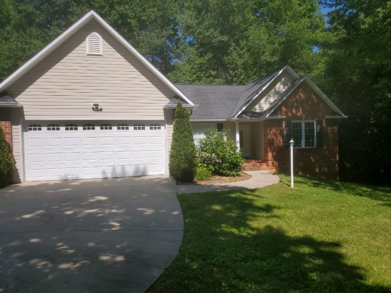 Hendersonville House: 111 Chestnut Ln.