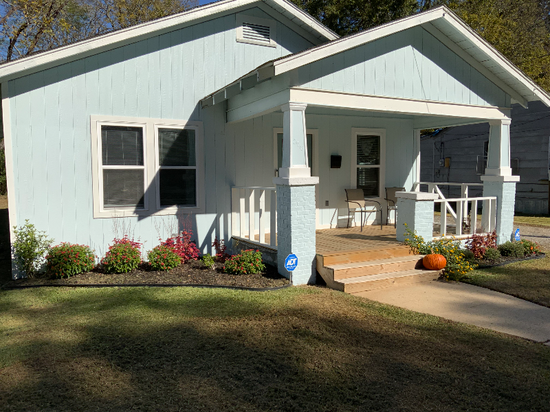 Bastrop House: 276 West Pine Avenue
