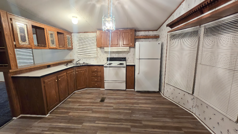 Marshall House: 777 E Yerby St