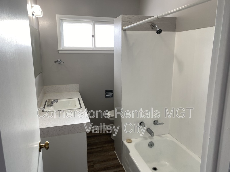 Valley City Apartment: 815 4th St SW