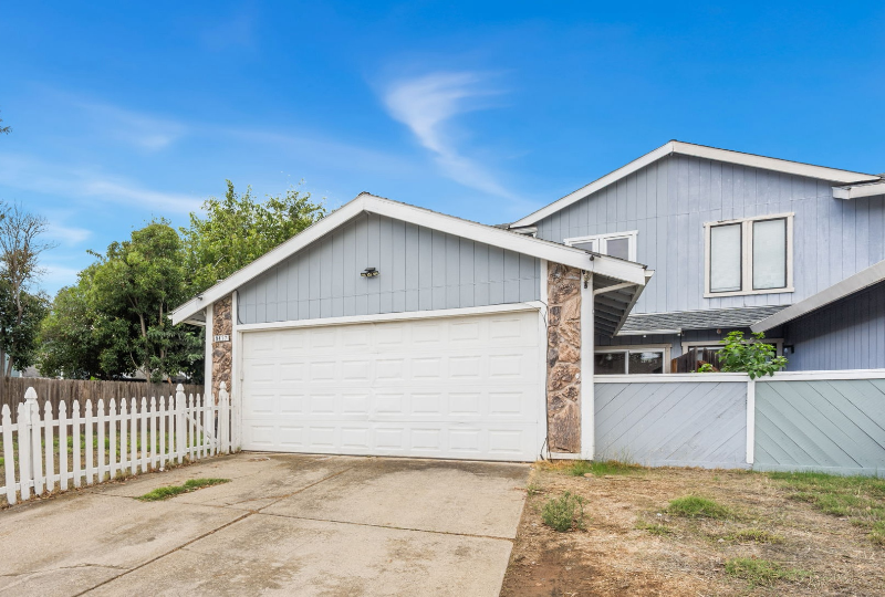 Elk Grove House: 9417 Aizenberg Circle