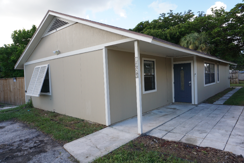 Lake Park House: 8745 Satalite Terrace