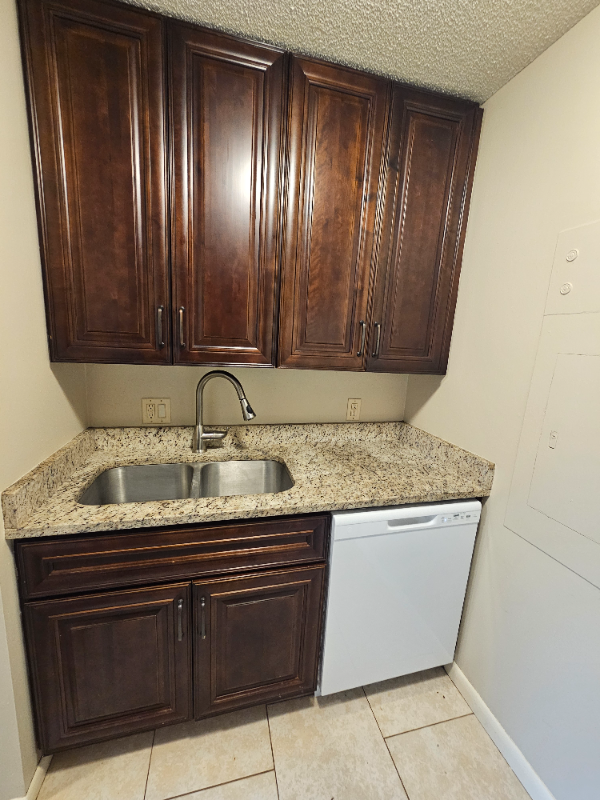 Lincoln Apartment: 1810 E St.