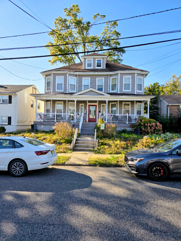 ELIZABETH House: 18 SUMMIT RD