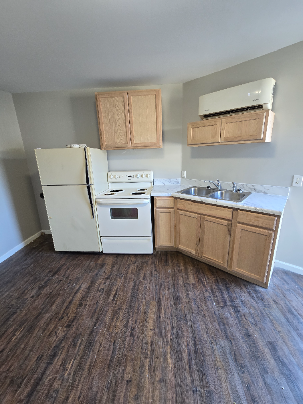 Gas City Apartment: 215 N Harrisburg Ave