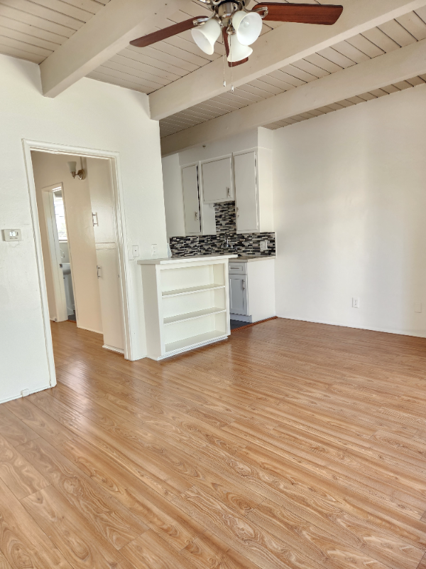 Los angeles Apartment: 1909 Beachwood ave