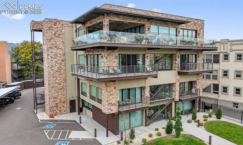Colorado Springs Apartment: 20 Boulder Crescent St