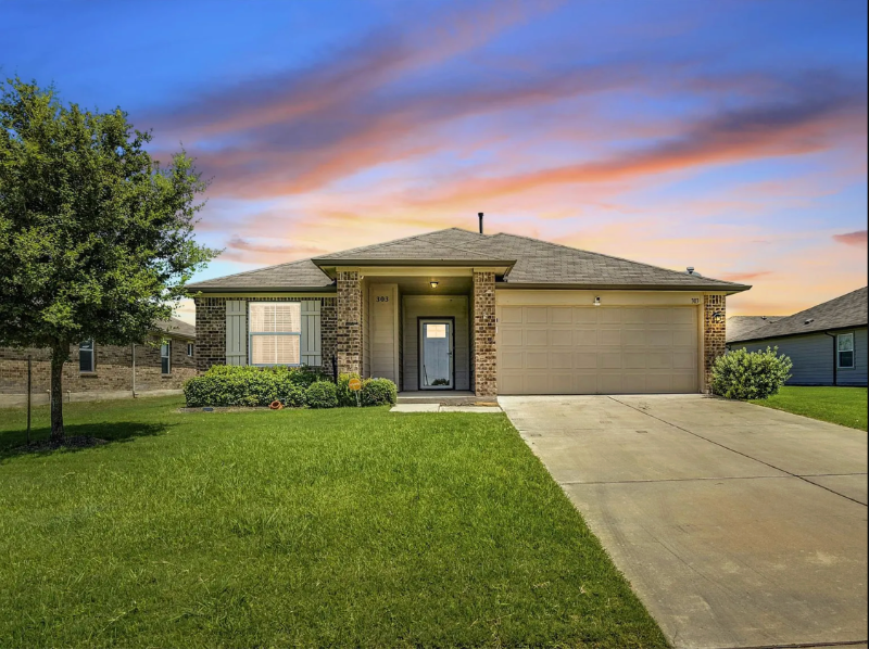 Hutto House: 303 Marimoor Dr