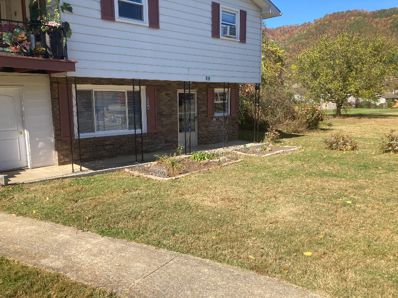 Hampton House: 202 Mountain View Drive