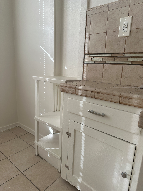 Los Angeles Apartment: 3221 W. 43rd Place