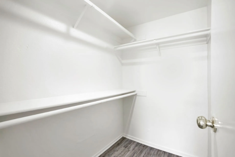 Colton Apartment: 904 Fairway dr.