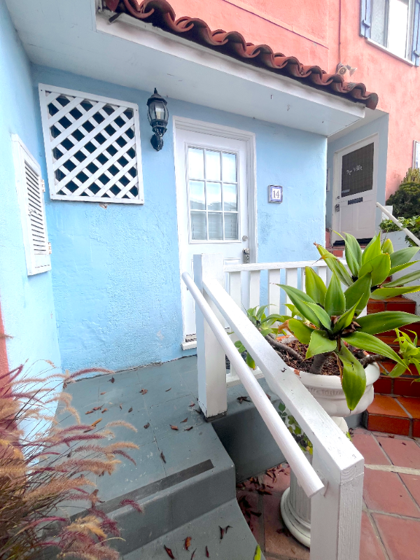 Laguna Beach Apartment: 212 N Coast Hwy