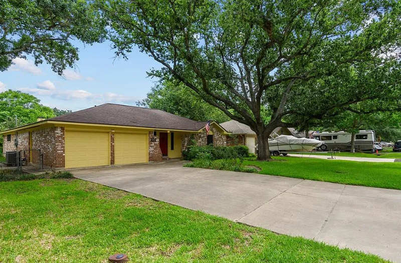 Kemah House: 2126 Redwood St
