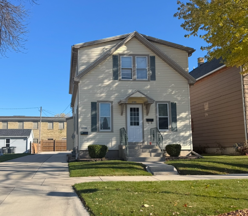 Sheboygan Townhome: 2105A N 13th St