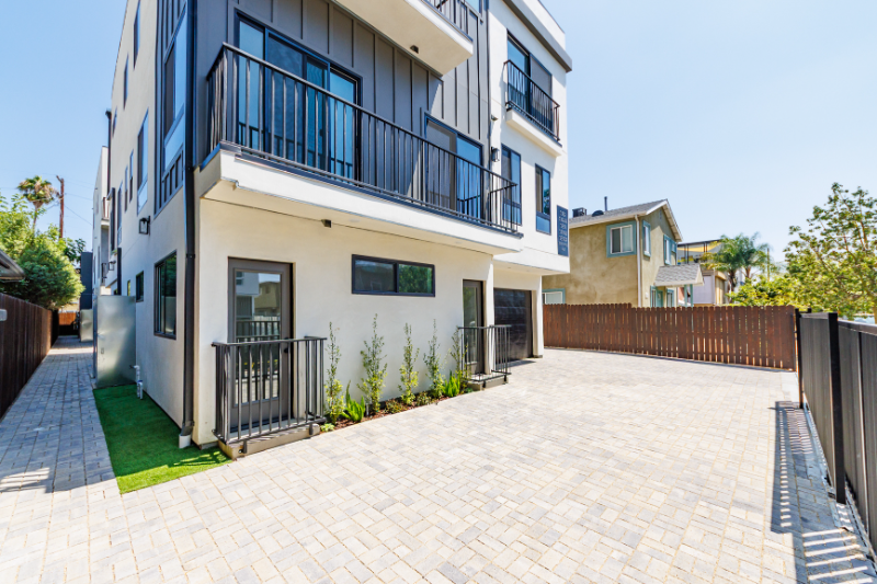 Los Angeles Townhome: 1330 Tamarind Ave