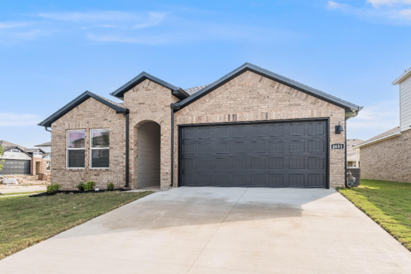 Fayetteville House: 4651 W Aurora St