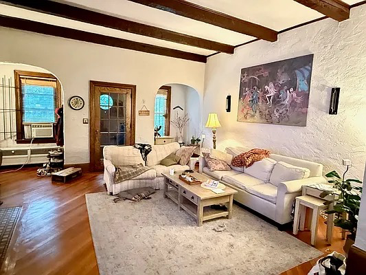 Forest hills House: 116-26 park lane south