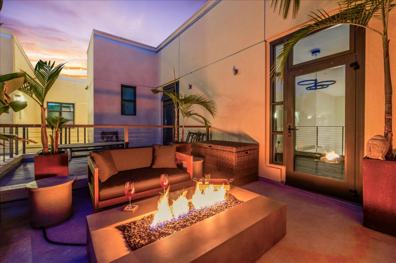 Long Beach Condo: 133 The Promenade N.