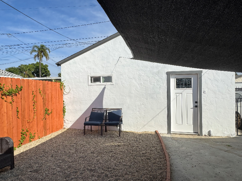 Long Beach House: 6120 California Ave