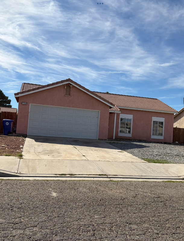 Adelanto House: 10679 Villa st