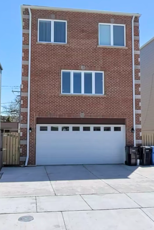 Chicago House: 6027 W Giddings St