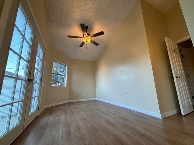 Los Angeles House: 526 W 49th St , Los Angeles, CA 90037