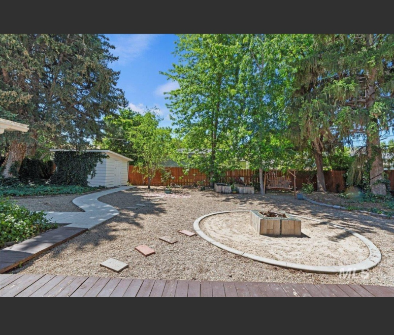 Meridian House: 425 w pine ave