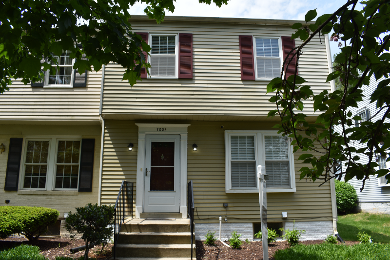 Rockville Townhome: 7001 Roslyn Ave