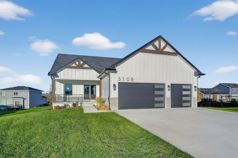 Urbandale House: 5108 154th Cir