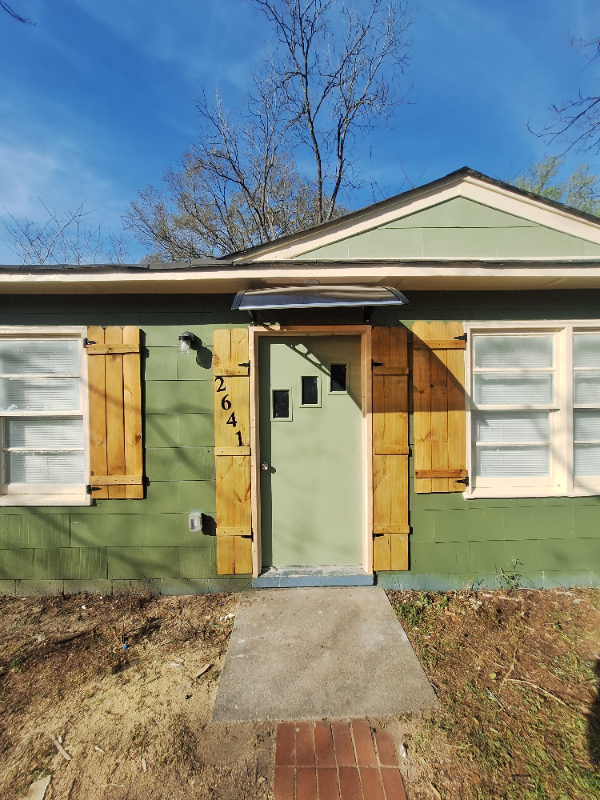 Macon House: 2641 Leone Dr N