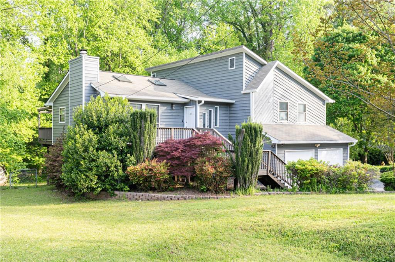 Kennesaw House: 4065 Maxanne Dr