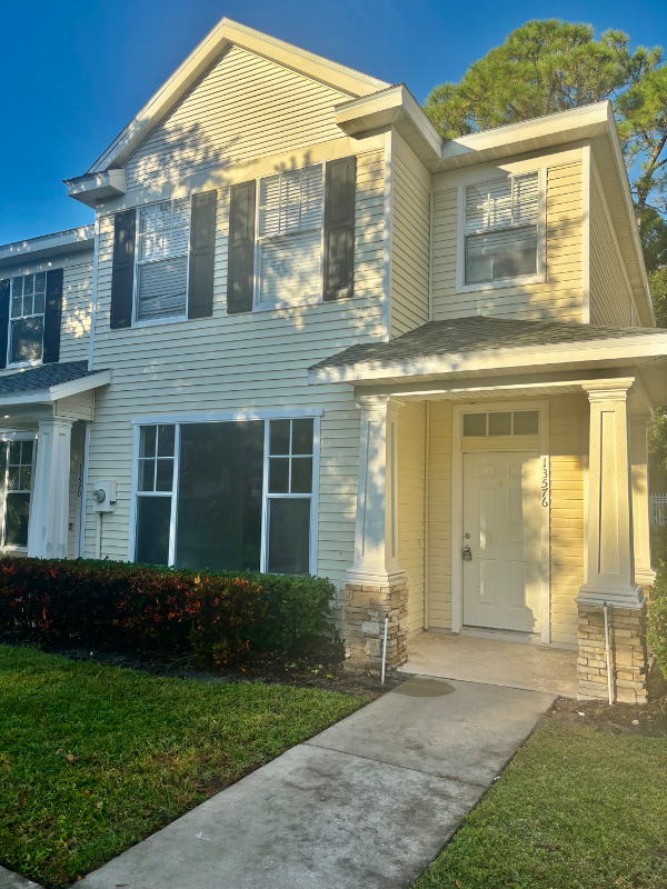 Largo Townhome: 13576 forest lake dr