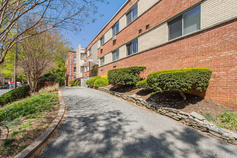 Washington Apartment: 4465 MacArthur Blvw NW