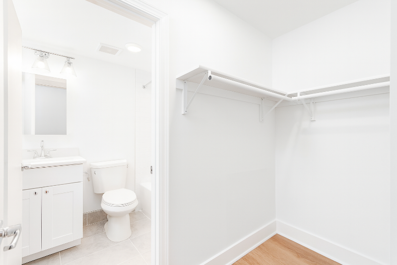 Washington Apartment: 4465 MacArthur Blvw NW