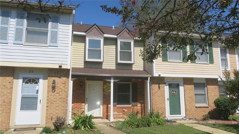 Hampton Townhome: 25 Christine Ct