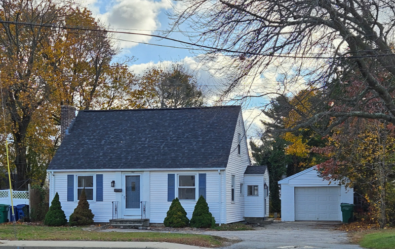 Warwick House: 1162 Main Ave